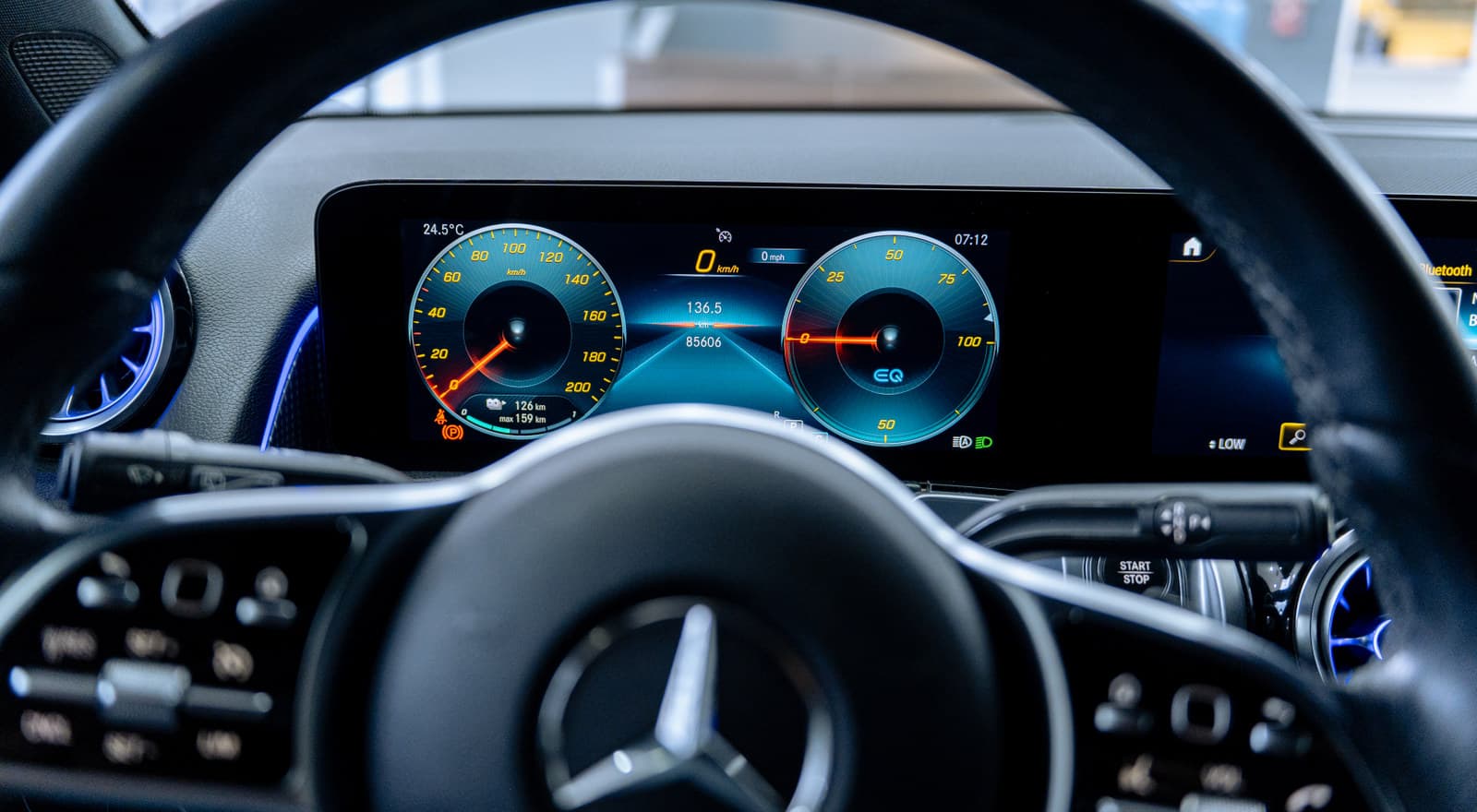 Interior de un Mercedes-Benz con el cuadro de instrumentos digital encendido